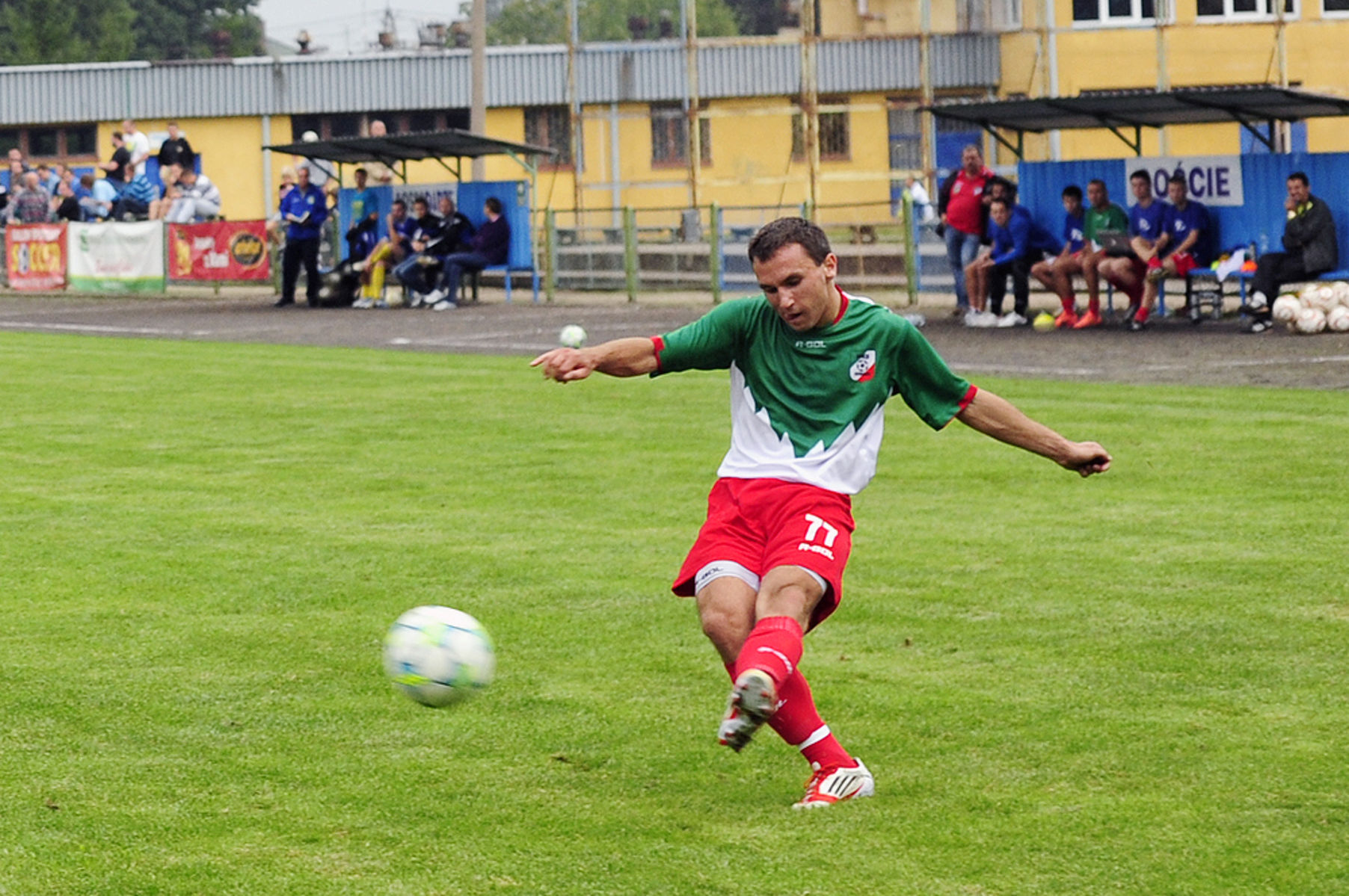 Damian Roksela z MKS-u Korsze bardzo ładnym strzałem z 18 metrów otworzył wynik spotkania w Korszach. Fot. Damian Lemański