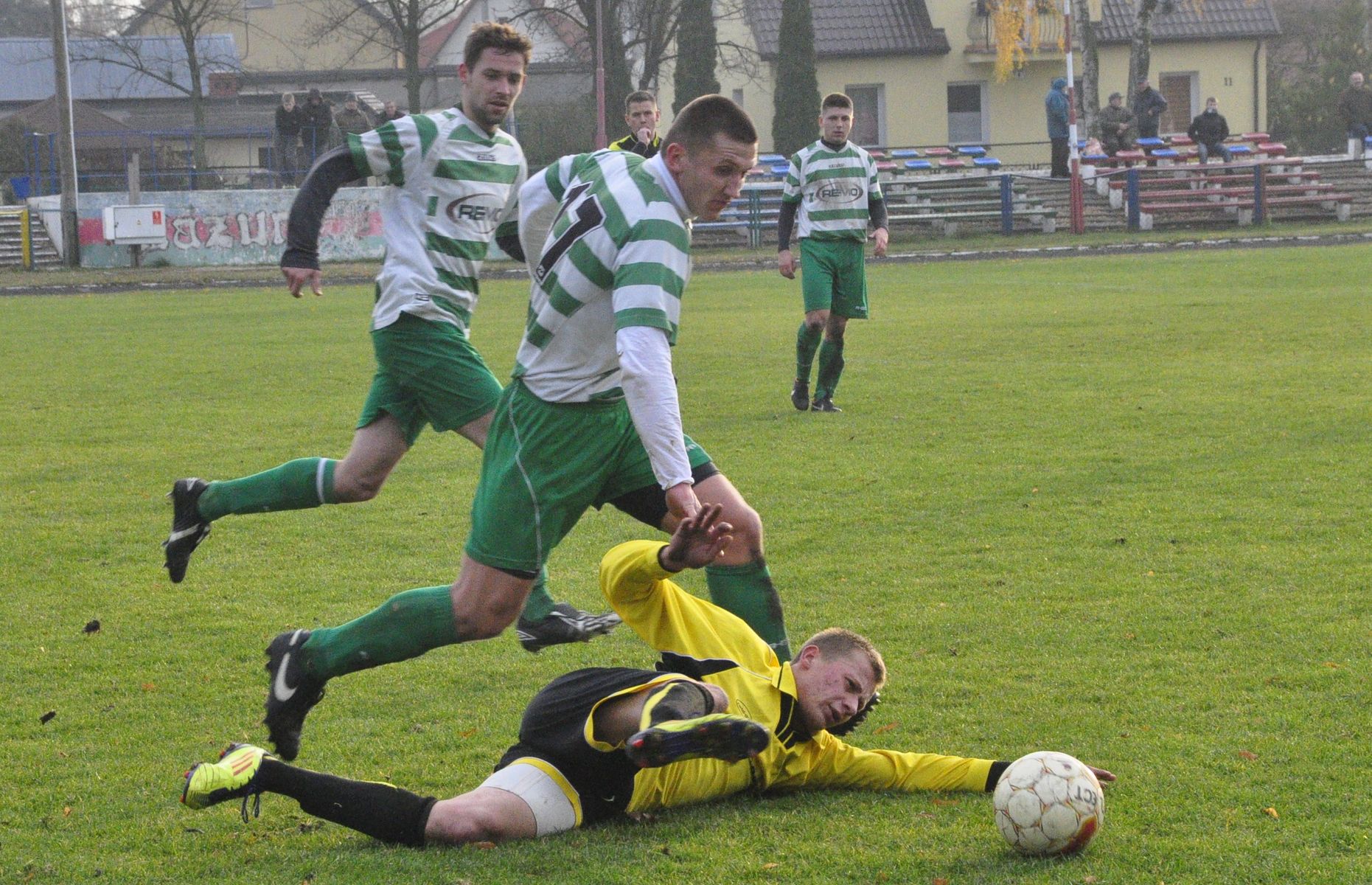 Leśnik (biało-zielone stroje) wygrał w Piszu aż 6:1. Fot. Łukasz Szymański 