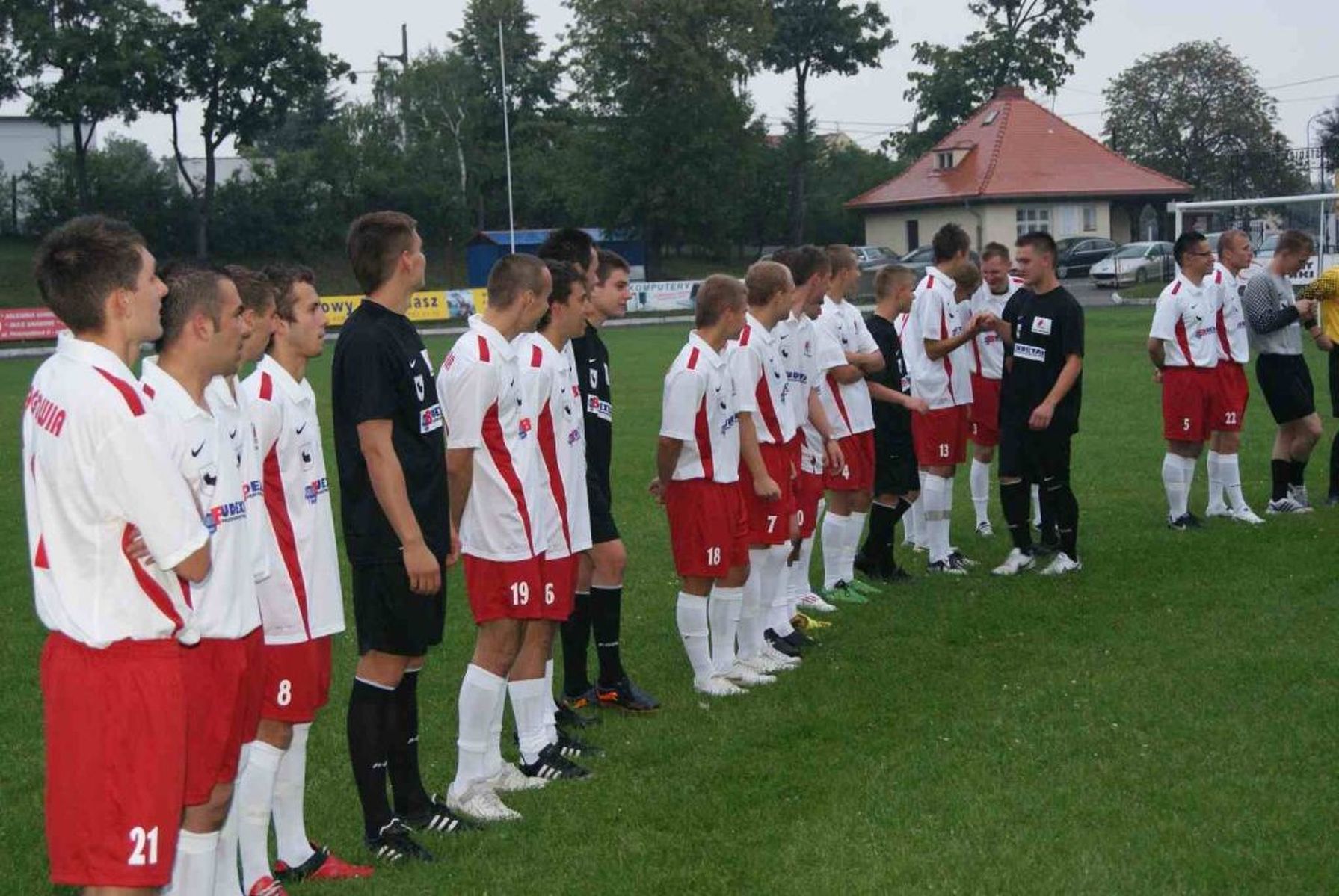 Oczy piłkarzy Mrągowii są zwrócone w stronę mrągowskiego ratusza. Fot. Piotr Piercewicz