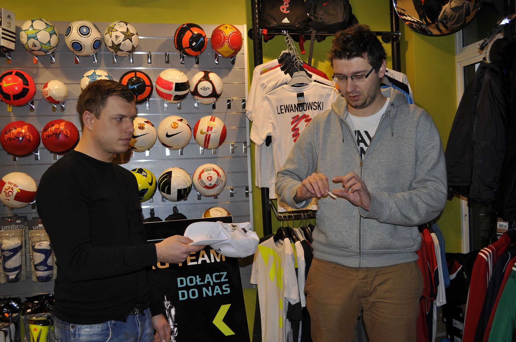 Losowanie RG Pucharu dwadozera.pl w sklepie RG Teamwear w centrum handlowym Manhattan w Olsztynie. Fot. Emil Marecki