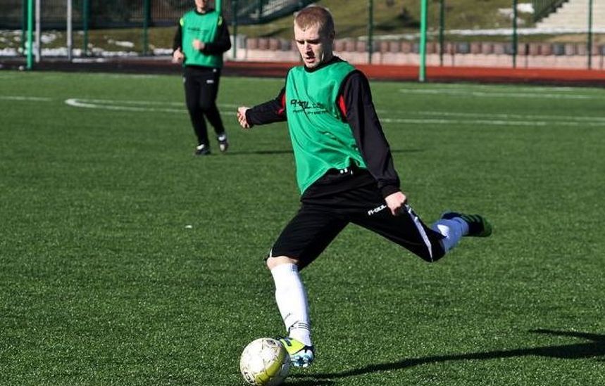 Bartłomiej Rodzeński podczas sparingu Pisy. Fot. Artur Szczepański