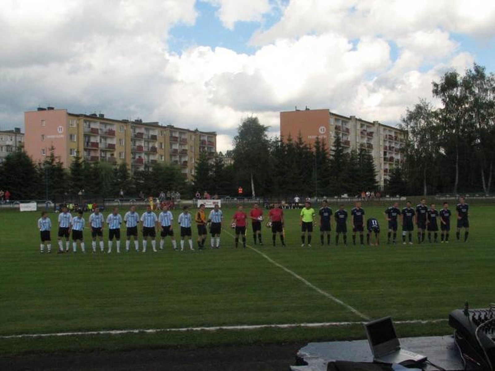 Finał Wójewódzkiego Pucharu Polski odbędzie się na stadionie w Ornecie. Fot. blekitniorneta.futbolowo.pl