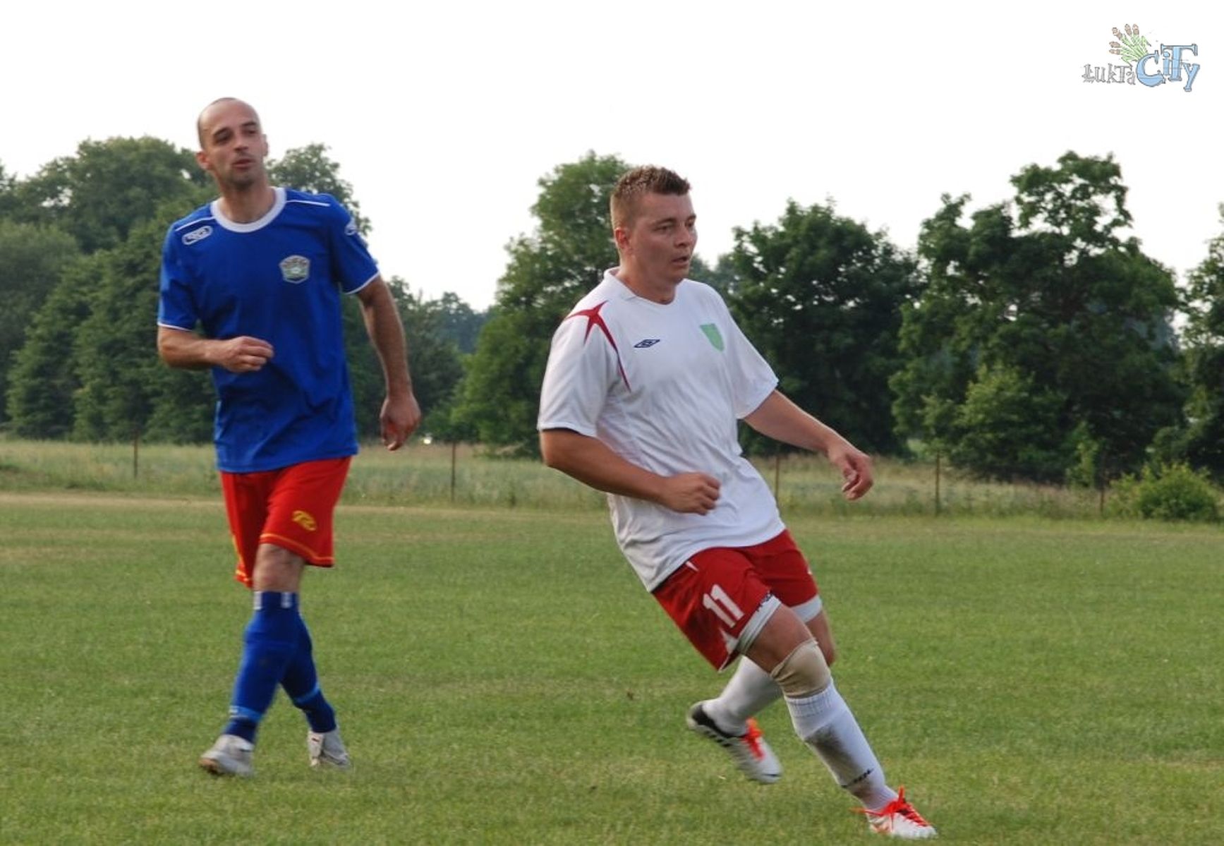 Tomasz Osenkowski (w niebieskiej koszulce) przyczynił się walnie do megapogromu. Fot. malina / lukta-city.pl