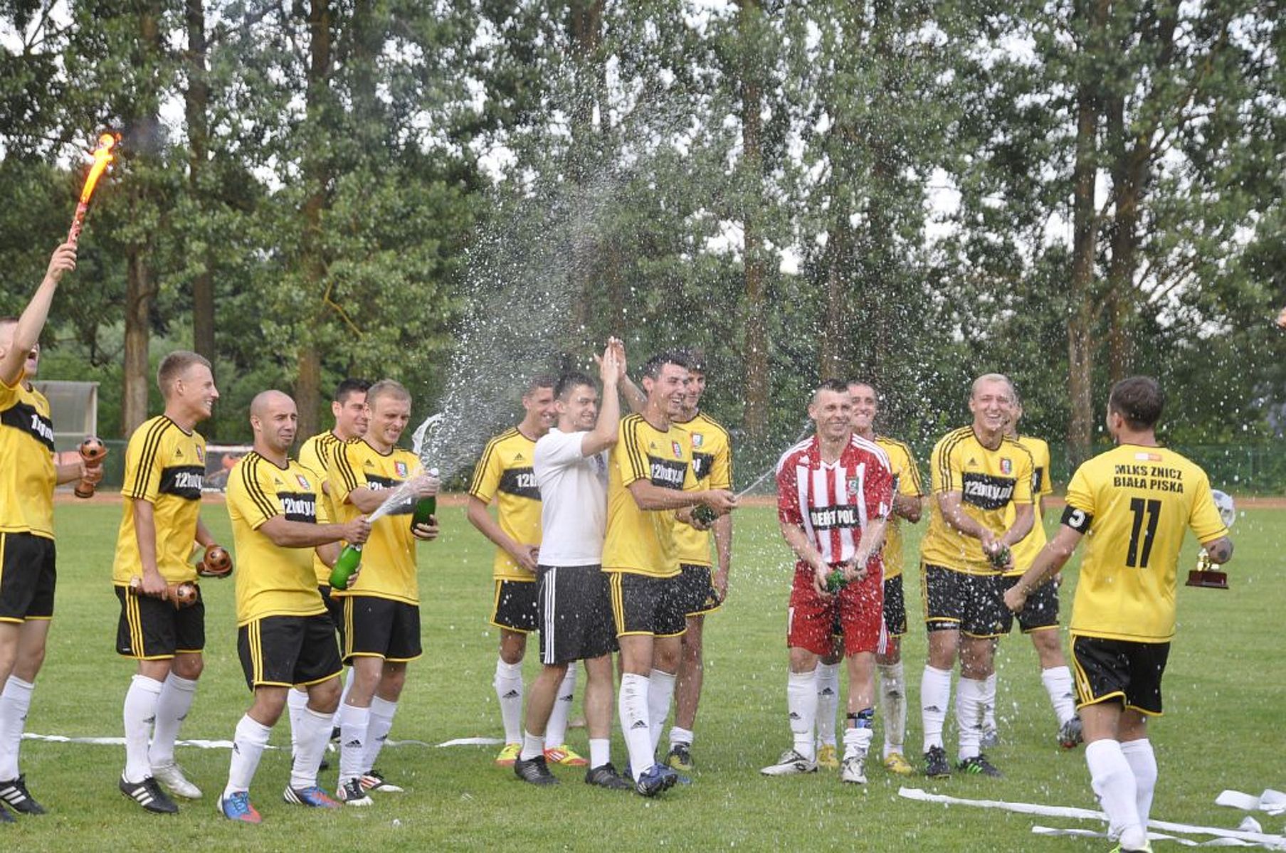 Piłkarze Znicza Biała Piska świętują awans do III ligi. Fot. Łukasz Szymański
