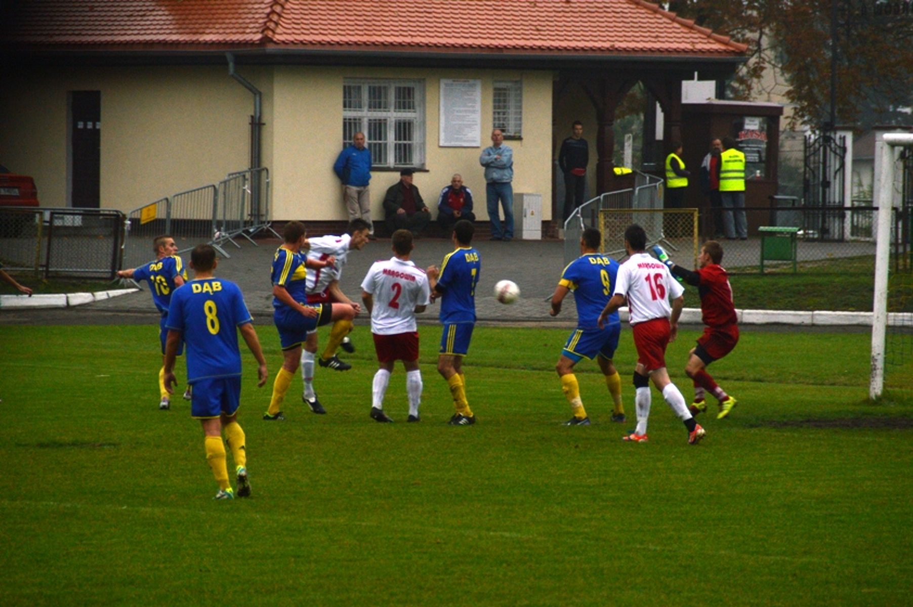 Dąb przegrał u siebie 1:3. Fot. Piotr Piercewicz