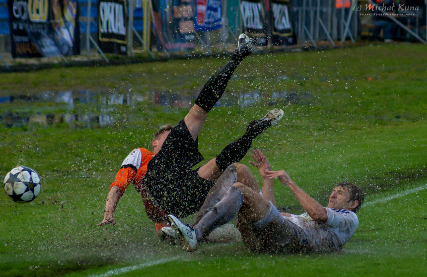 Walki w derbach Elbląga nie brakowało. Zabrakło tylko zwycięzcy. Olimpia Elbląg - Concordia Elbląg 1:1. Fot. Michał Kuna