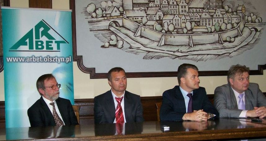 Zdjęcie sprzed ponad trzech lat: trener Zbigniew Kaczmarek (drugi z lewej) oficjalnie trenerem Stomilu. Fot. Emil Marecki