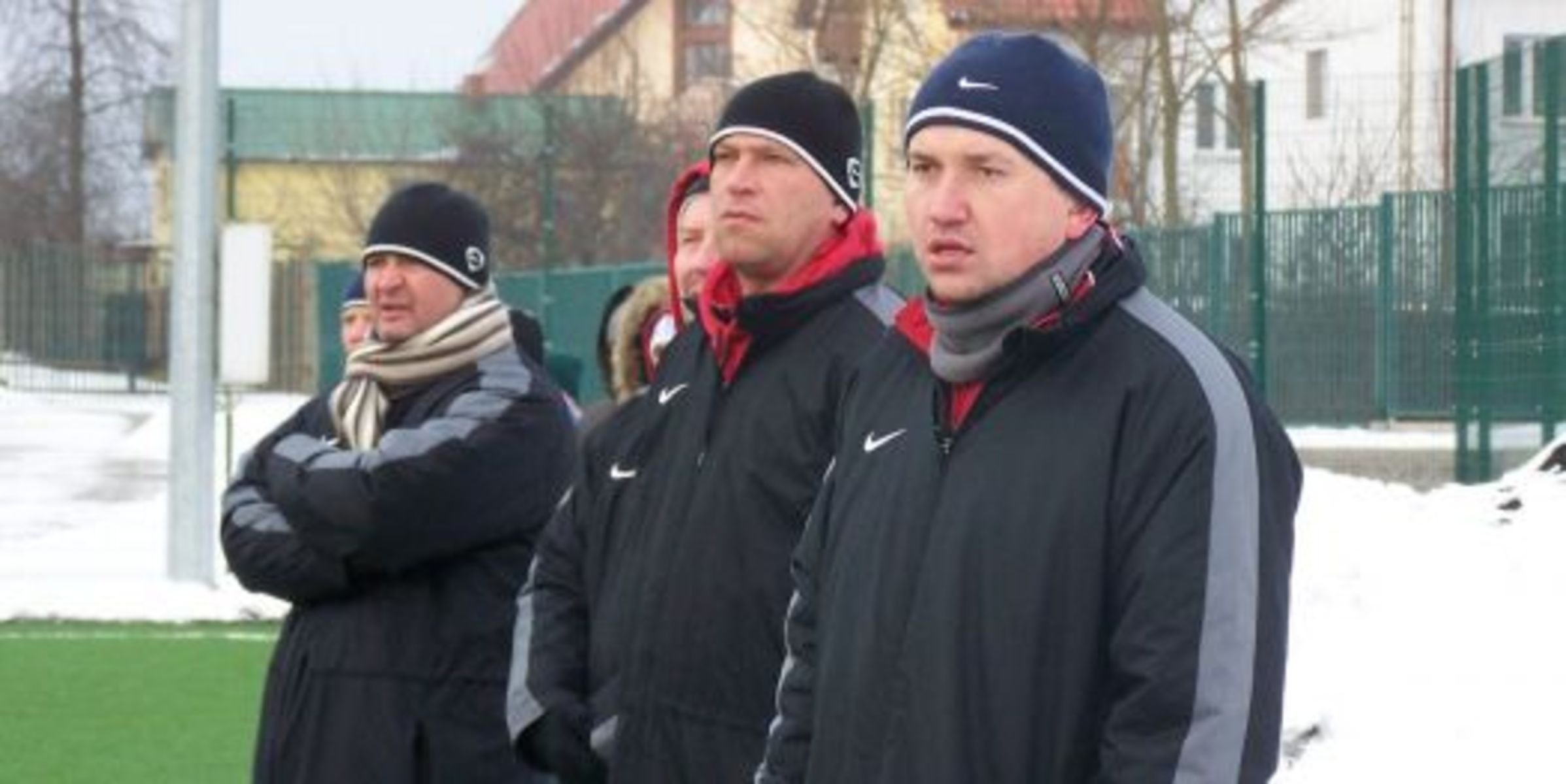 Sztab szkoleniowy OKS 1945 przyglądał się grze juniorów, dublerów i zawodników wracających po kontuzji. Fot. Emil Marecki