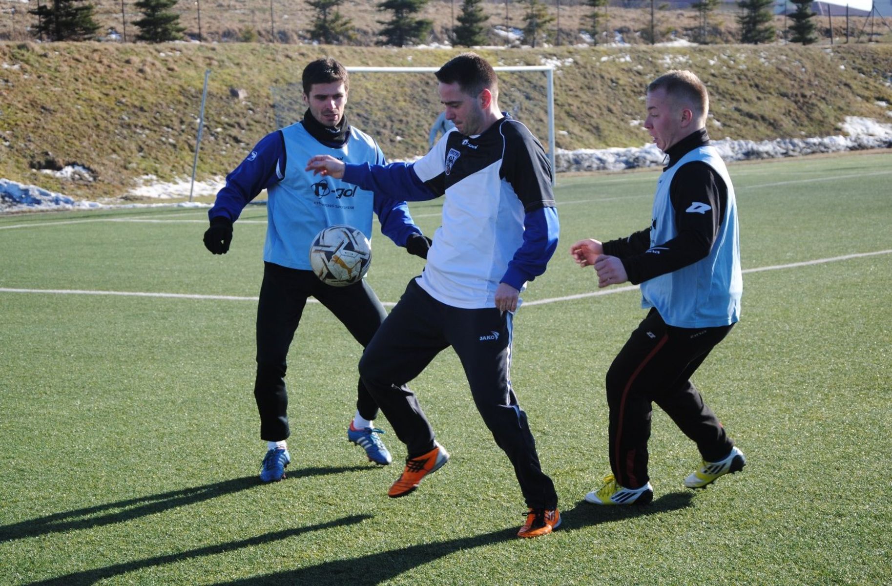 Dwie bramki dla Śniardw w sparingu z Mamrami zdobył Piotr Kowalczyk (w środku), Fot. Łukasz Nikołajuk 