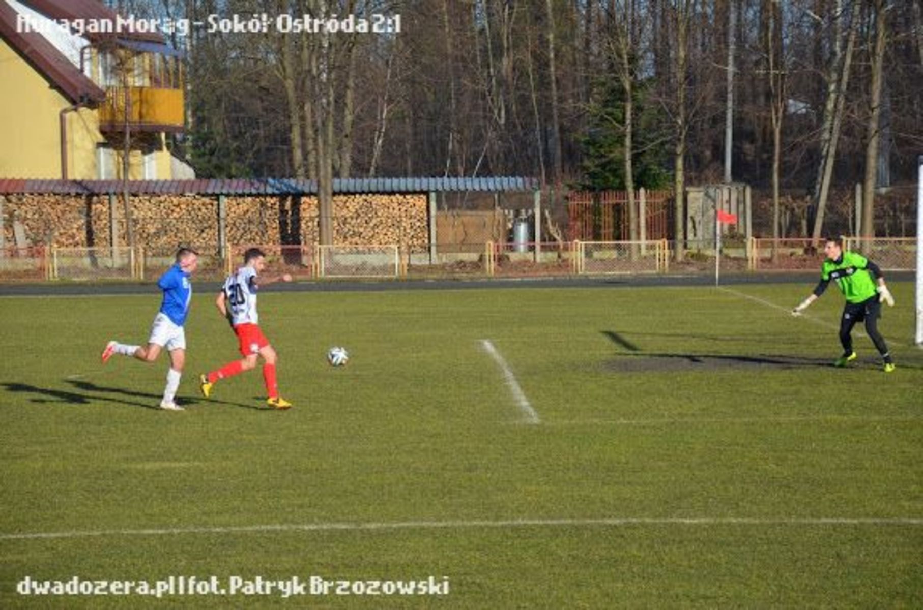 Paweł Galik (w biało-czerwonym stroju) strzela decydującą bramkę dla Huraganu. Fot. Patryk Brzozowski