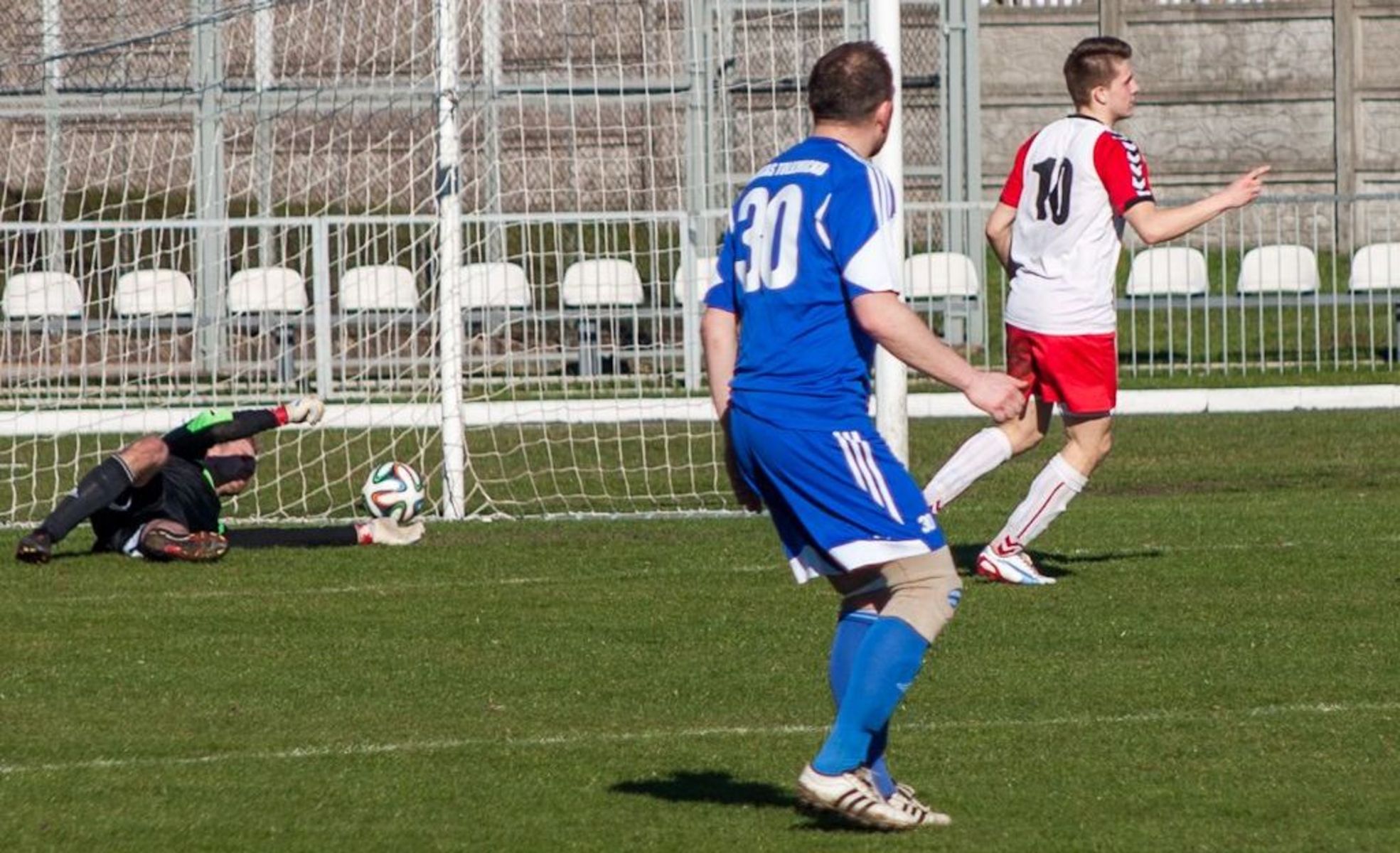 W Działdowie piłkarze Barkasu przegrali aż 1:5. To pierwsza porażka pod wodzą Mateusza Ptaszyńskiego. Fot. Darek Buczyński