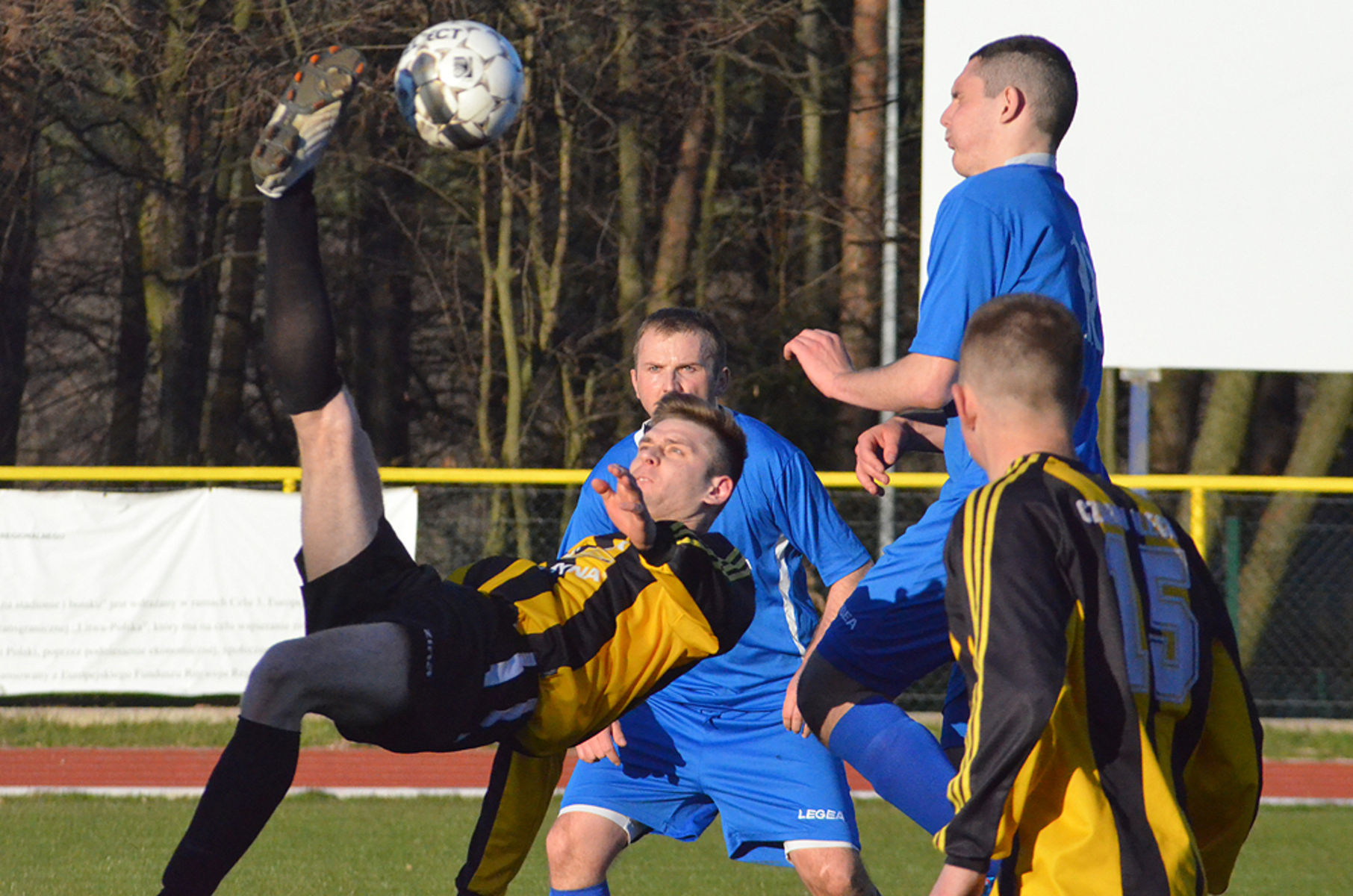Czarni Olecko (żółto-czarne stroje) wygrali ze Śniardwami 2:1, a jedną z bramek zdobył Arkadiusz Cichocki. Fot. Paweł Piekutowski
