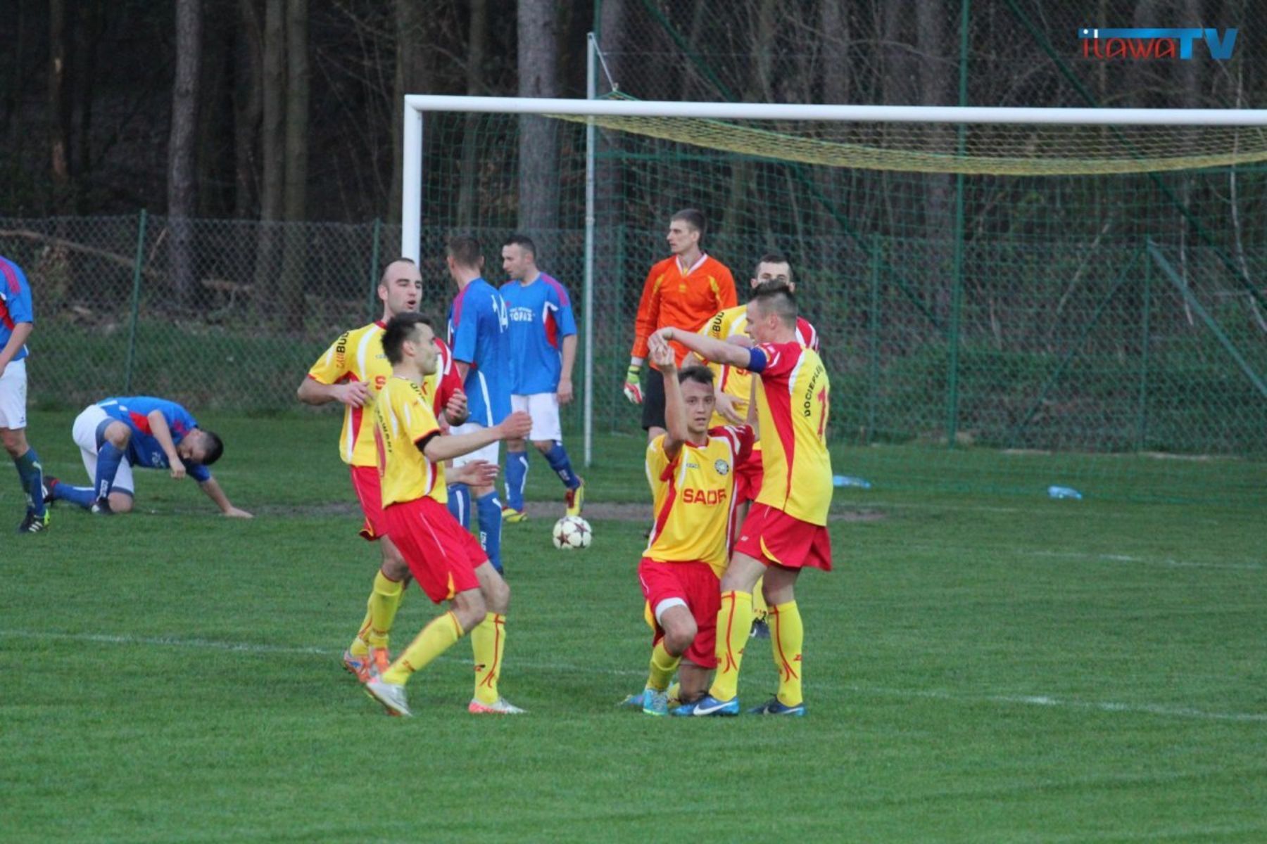 Radość GKS-u Wikielec po trzecim golu autorstwa Jakuba Jęczewskiego. Fot. ilawatv.pl