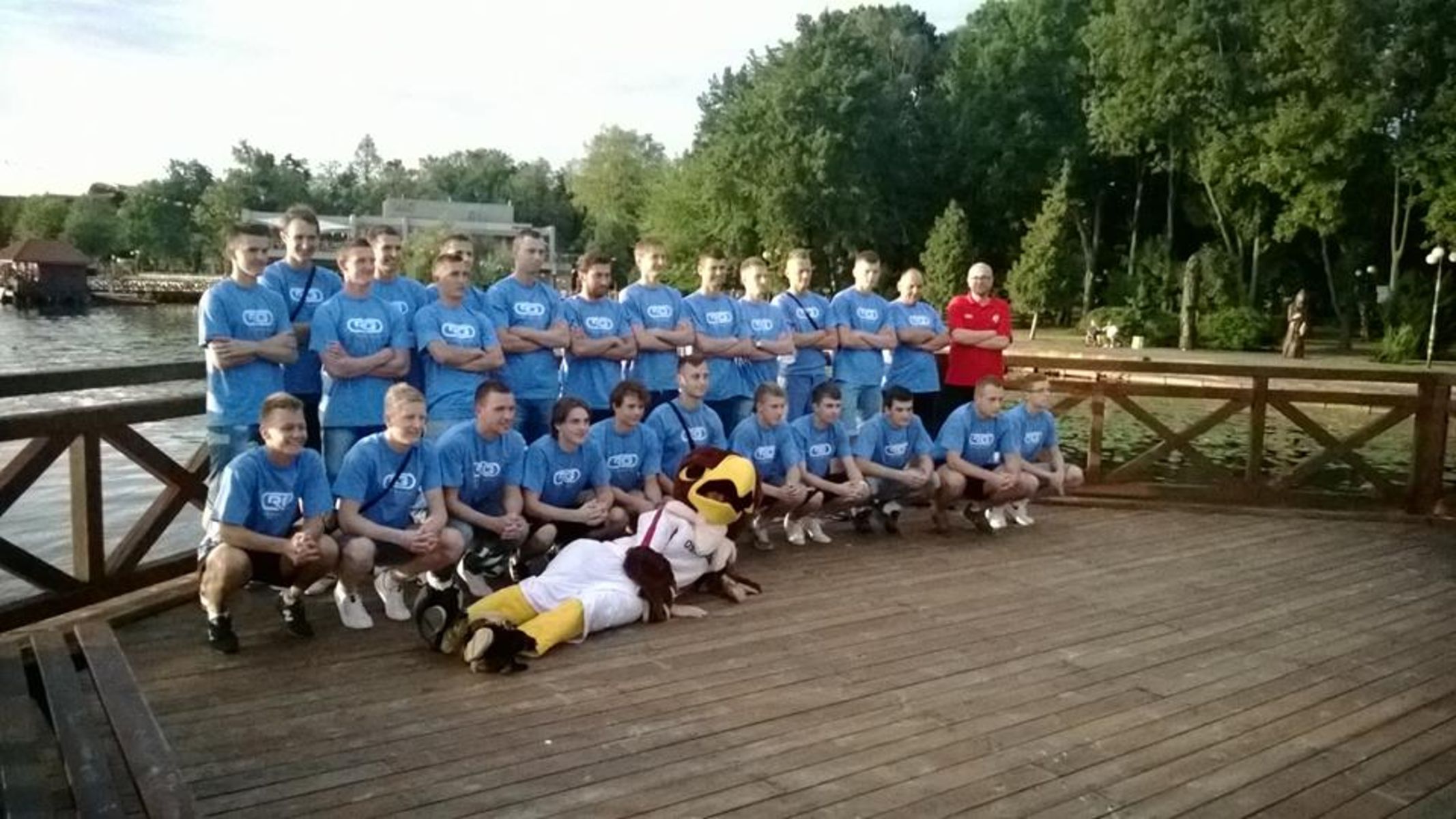 Piłkarze Sokoła wraz z klubową maskotką przed rozpoczęciem nowego sezonu. Fot. Raf