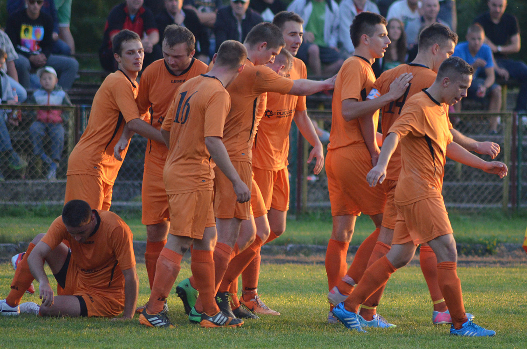 Euforia Śniardw po zdobyciu bramki na 3:2 w meczu z Czarnymi. Fot. Paweł Piekutowski