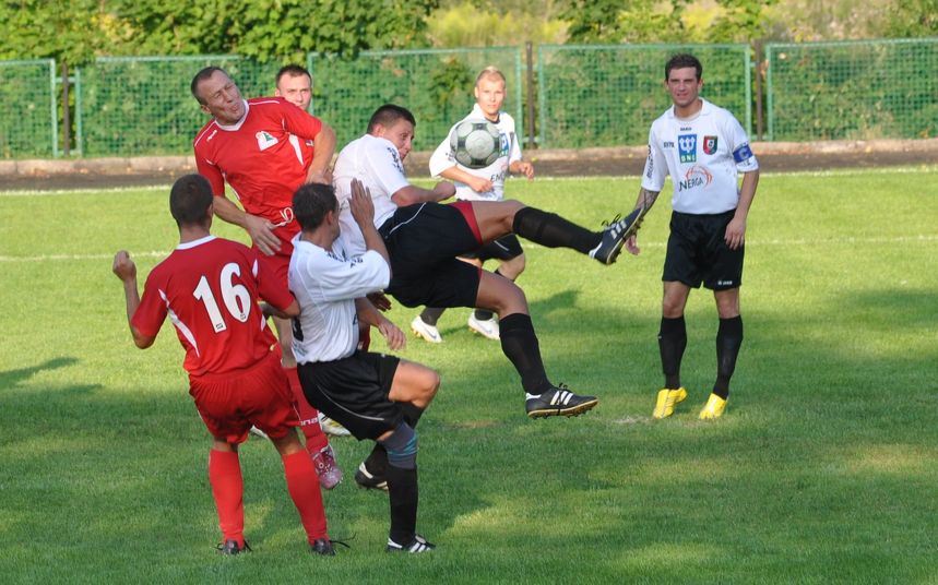 W sierpniu Leśnik (czerwone stroje) przegrał ze Zniczem 1:4. Czy na inaugurację rundy wiosennej zdoła zrewanżować się liderowi? Fot. Łukasz Szymański