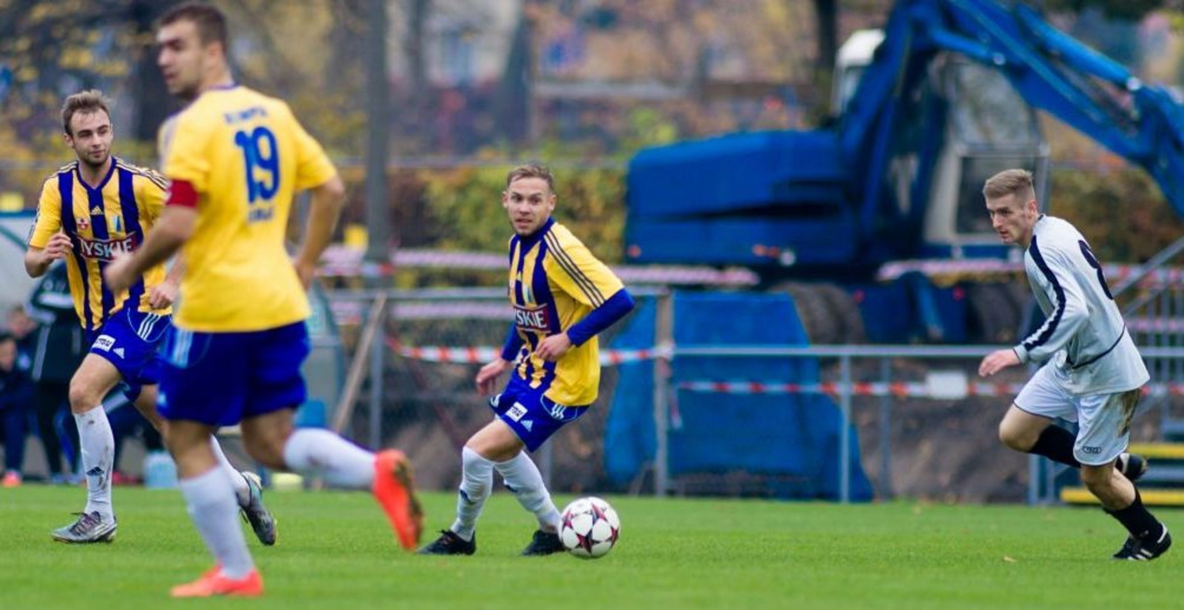 Radosław Stępień przy piłce. Fot. Maciej Radzicz