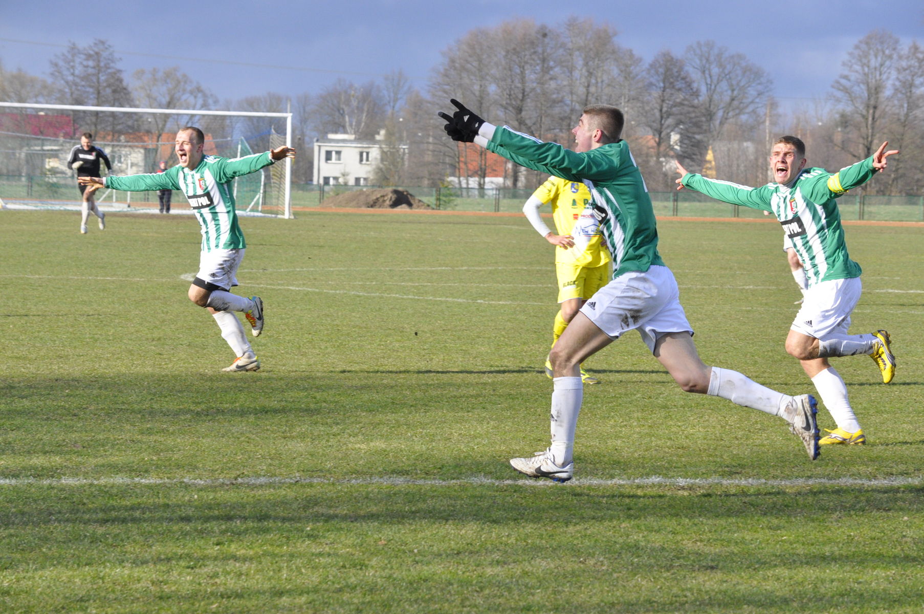 Radość piłkarzy Znicza po bramce Daniela Świderskiego (w środku) na 3:2 w meczu z Płomieniem 