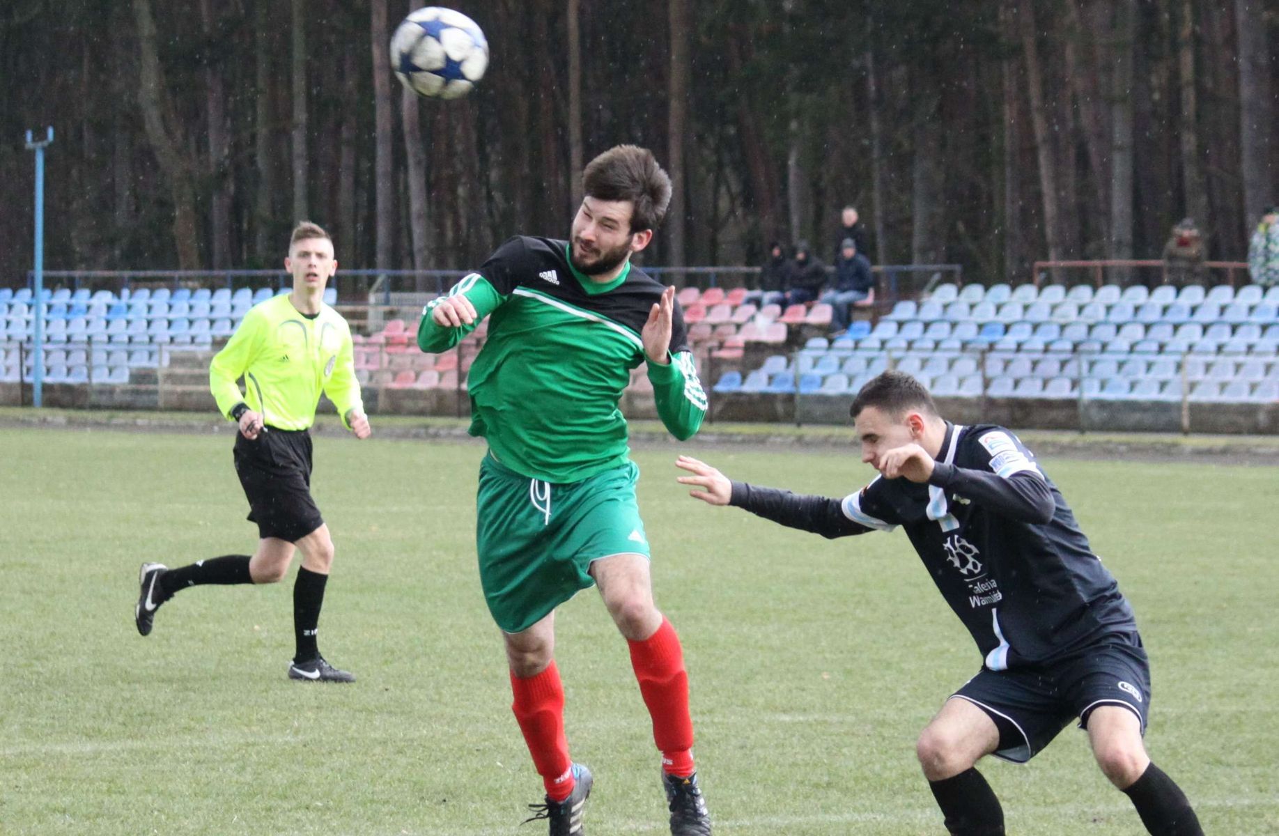 Mateusz Zawadzk w meczu ze Stomilem II Olsztyn. fot. bartoszyce.wm.pl