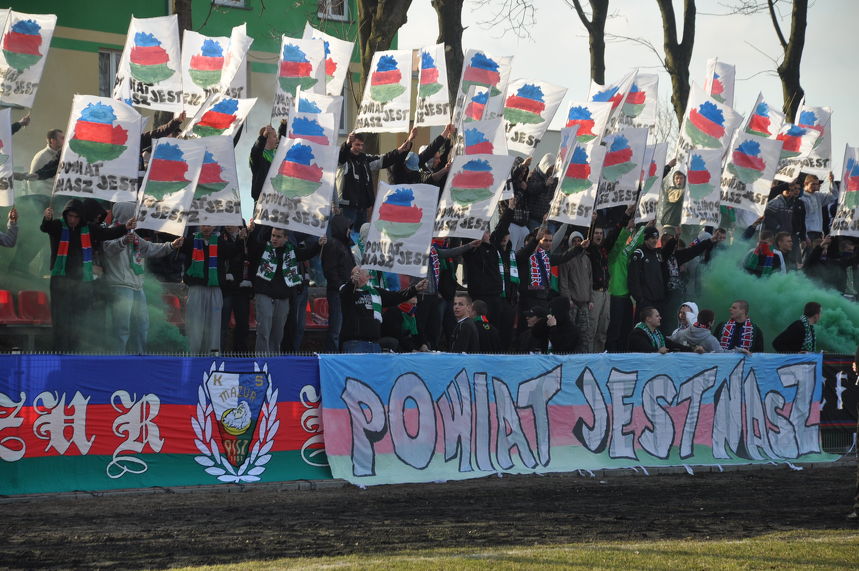 W derbach powiatu piskiego Znicz Biała Piska rozgromił Mazura Pisz 5:0. Fot. Łukasz Szymański