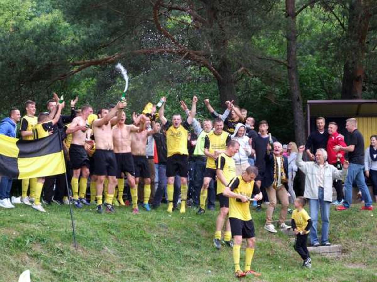 Tak wyglądała feta po meczu Orła. Fot. lksorzeljanowiec.futbolowo.pl