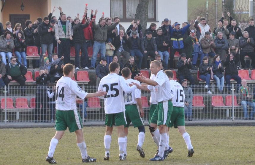 Znicz cieszył się w sobotę ze zwycięstwa w derbach 5:0, w niedzielę zagra na trudnym terenie z Wilczkiem Wilkowo. Fot. Łukasz Szymański