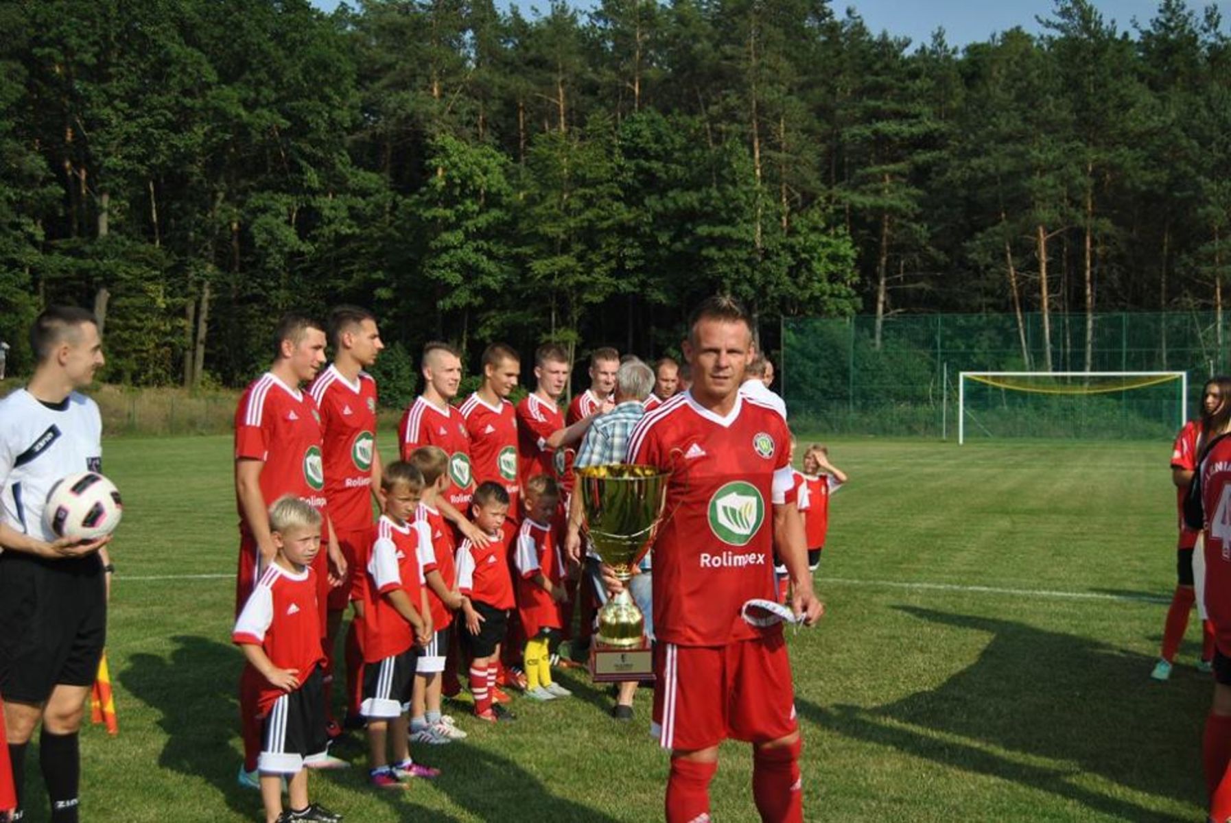 Remigiusz Sobociński odbiera puchar za zwycięstwo w III lidze. Fot. https://www.facebook.com/pages/Gks-Wikielec/
