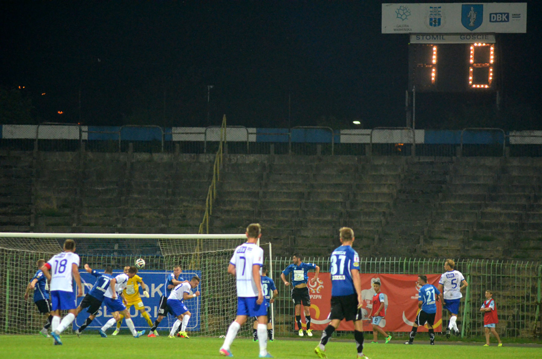 Za chwile po strzale Michała Trzeciakiewicza wynik na tablicy z 1:0 zamieni się na 2:0. Fot. Paweł Piekutowski