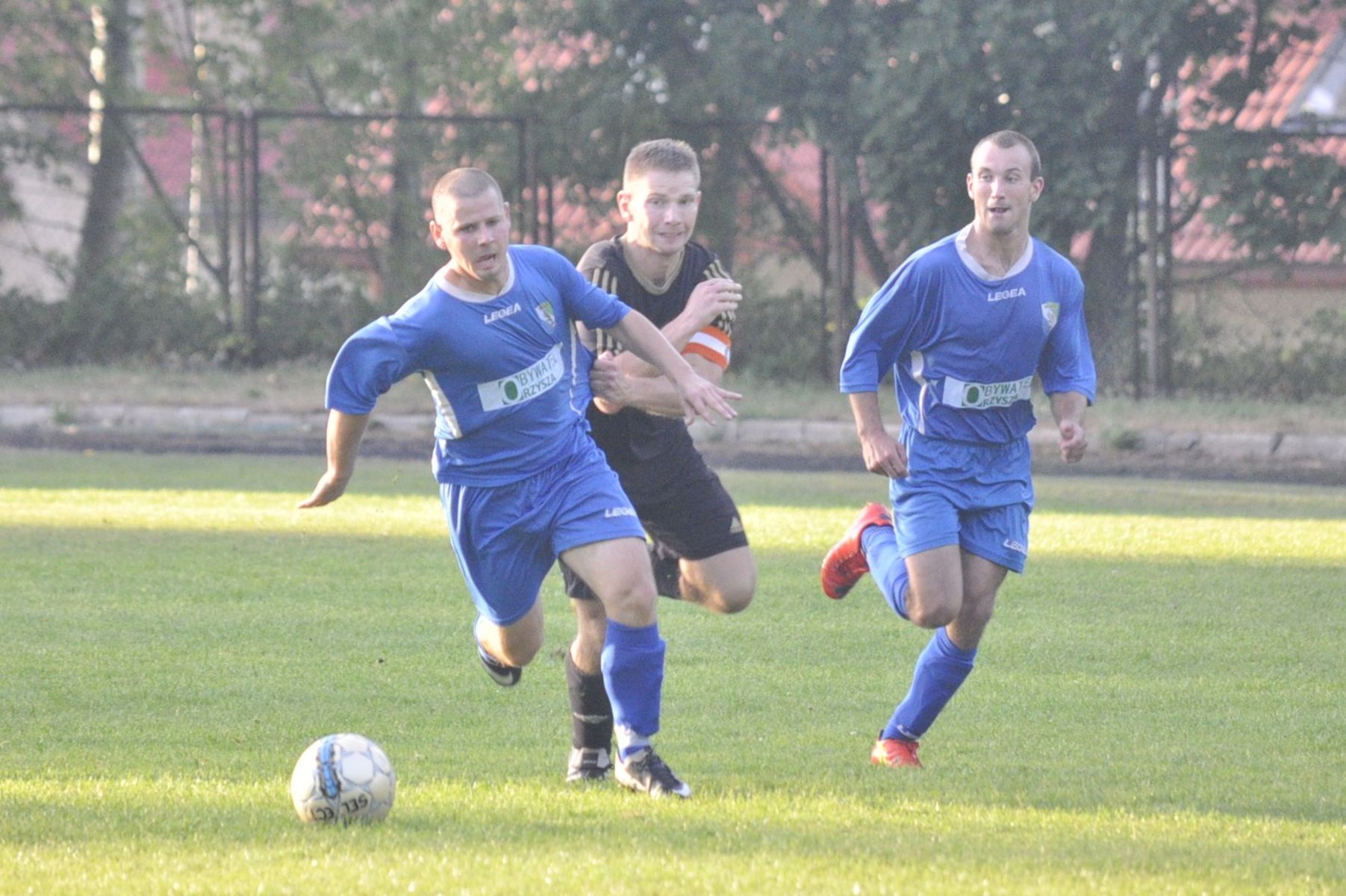 Śniardwy Bomir Orzysz rozbiły Start Kruklanki aż 6:1, a hat trick w tym meczu skompletował Szymon Rzodkiewicz (z lewej). Fot. Łukasz Szymański 