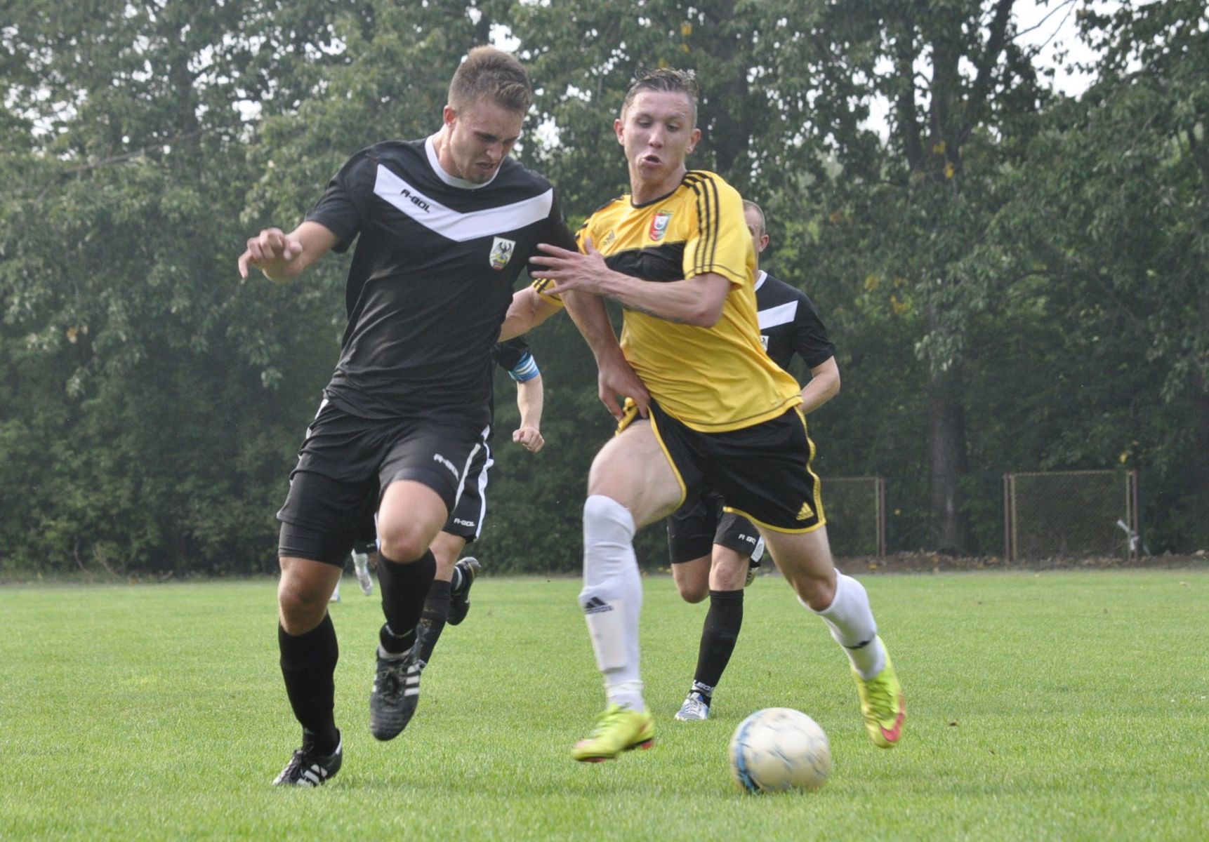 Znicz rozbił Śniardwy Bomir Orzysz 10:0, a hat trick na swoim koncie zapisał Konrad Radzikowski (z prawej). Fot. Łukasz Szymański 