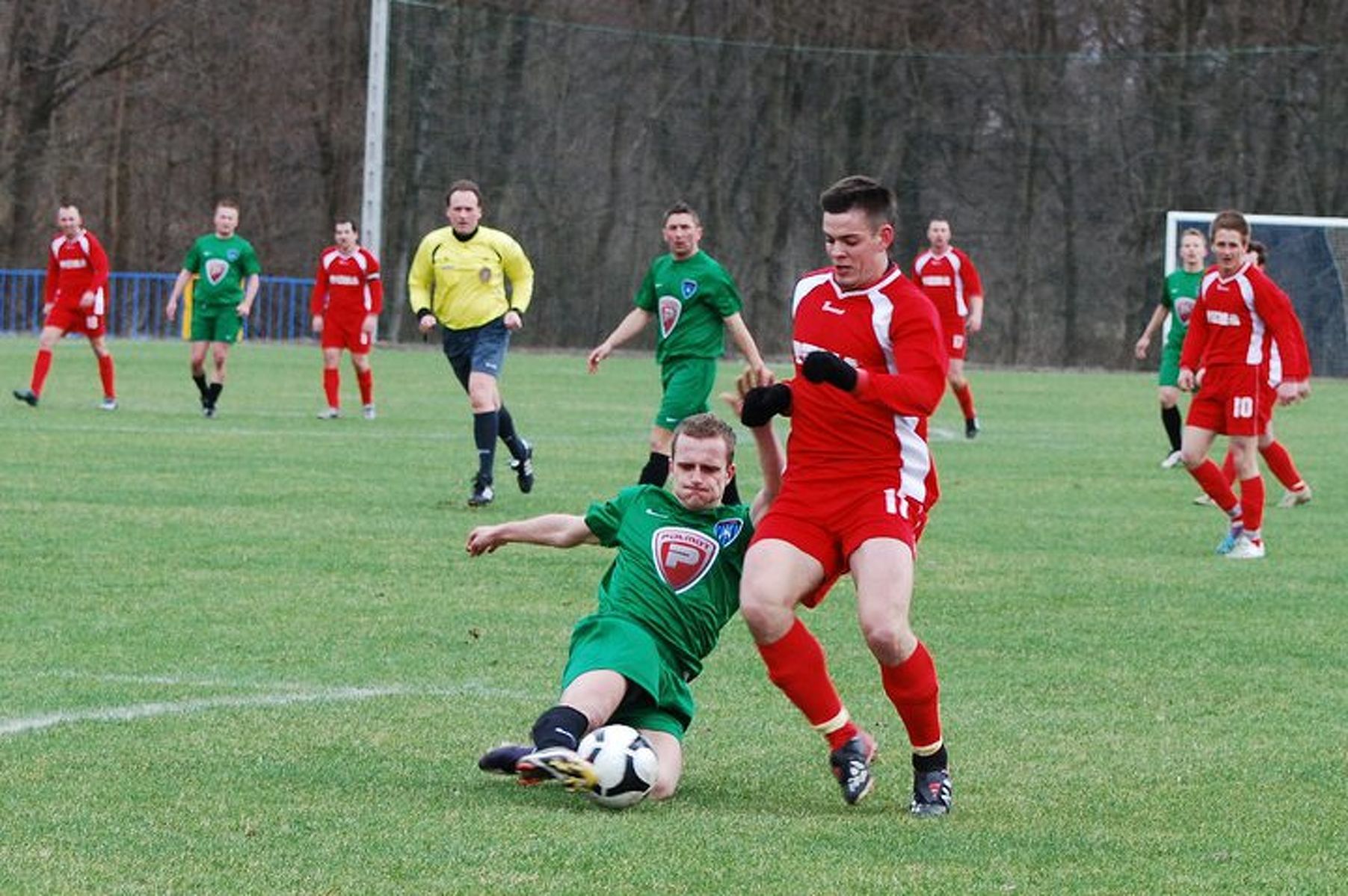 DKS Dobre Miasto (zielone stroje) w lidze wygrał wiosną trzy mecze, czy w pucharze podtrzyma dobrą passę?  Fot. dks.futbolowo.pl 