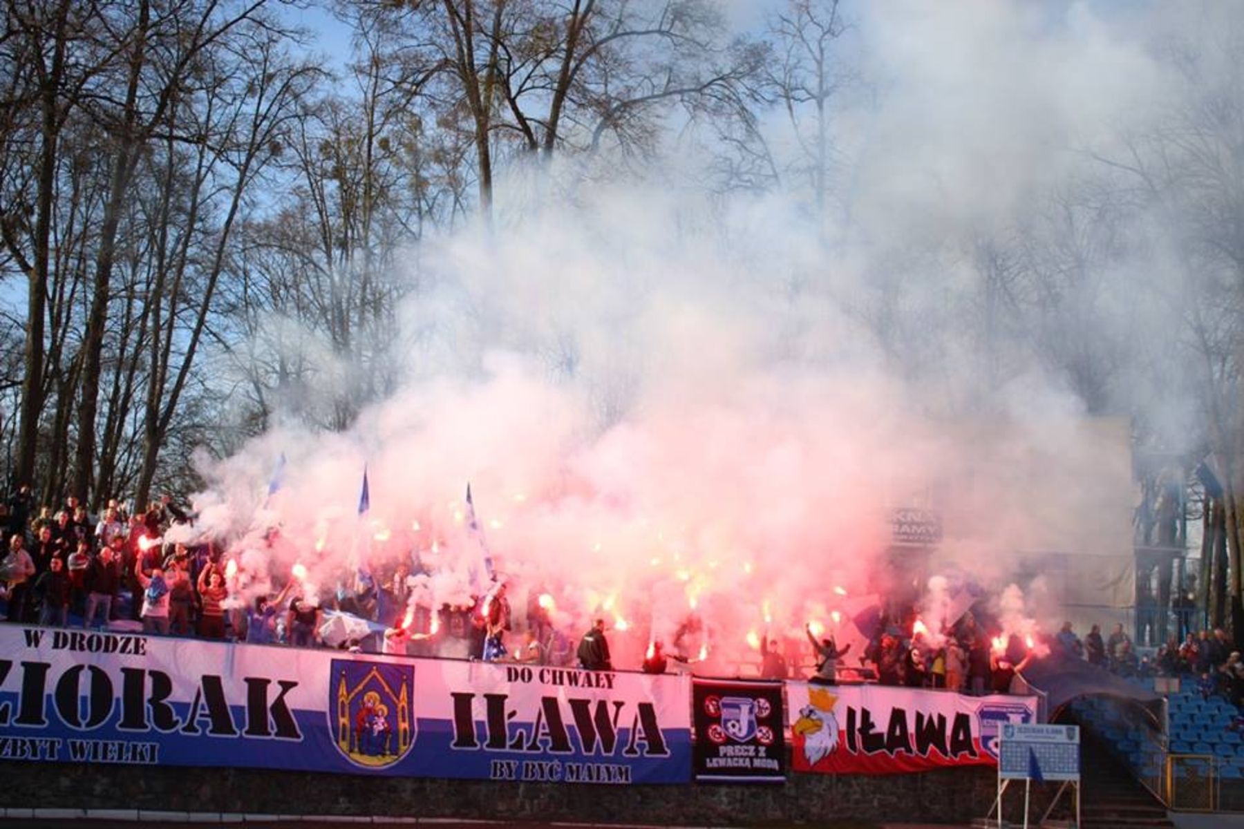 Oprawa kibiców Jezioraka Iława. Fot. Karol Synowiec