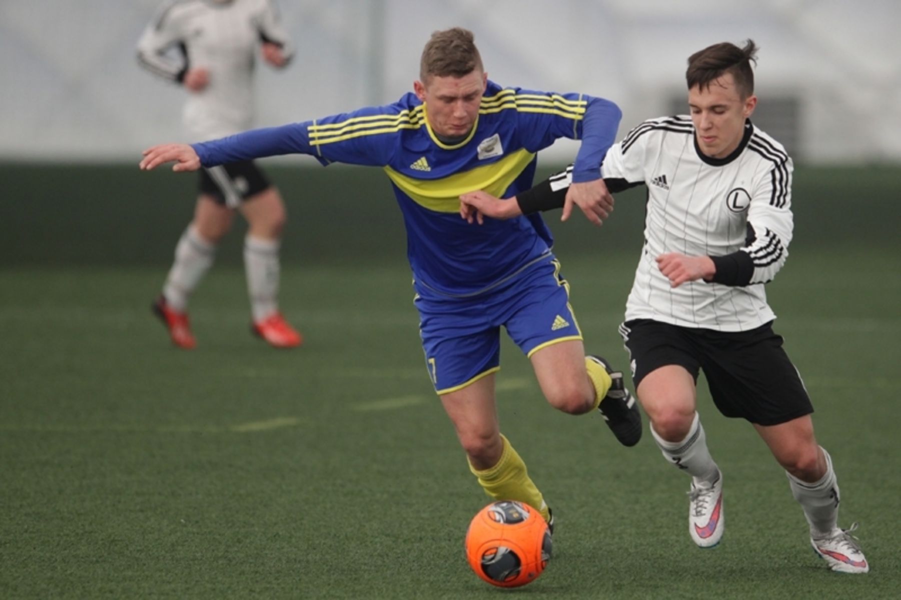 Aleksander Karbowiak (w białej koszulce) zagra w Stomilu. Fot. legia.net