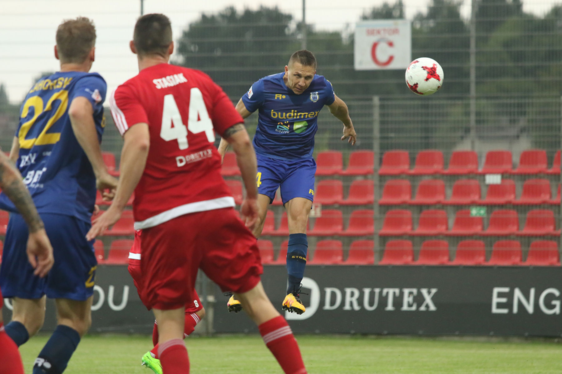 Adrian Karankiewicz chwilę później będzie się cieszył po pierwszej strzelonej bramce dla Stomilu Olsztyn. Fot. Paweł Piekutowski