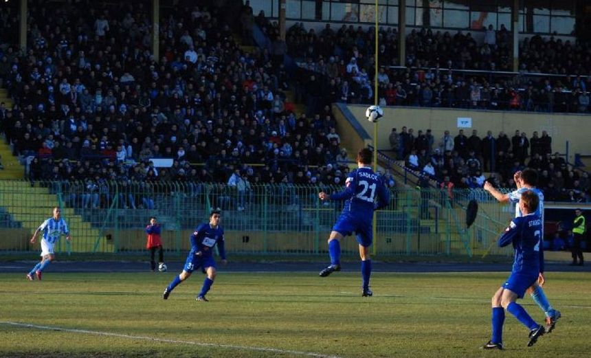 Komplet widzów na stadion przyciągają tylko uznane marki piłkarskie. 