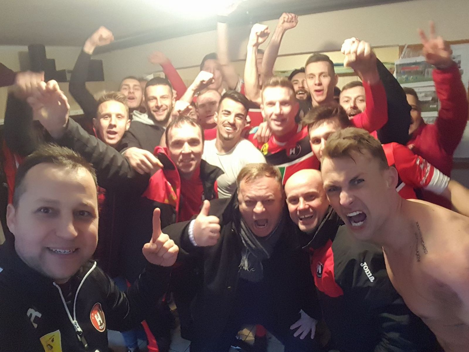 Tradycyjne selfie z szatni Huraganu Morąg. Fot. Piotr Żurawel