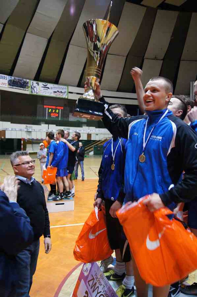 Zwycięska ekipa cieszy się po wręczeniu trofeum. Fot. puchar1000jezior.com