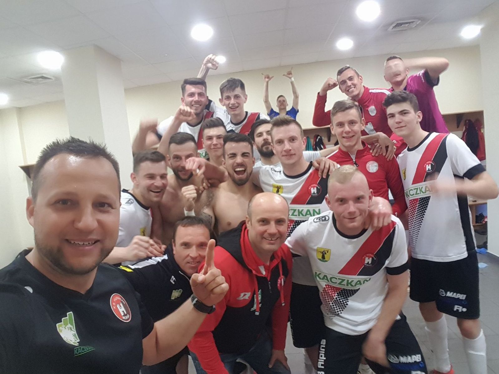 Tradycyjne selfie po zwycięstwie Huraganu Morąg. Fot. Piotr Żurawel