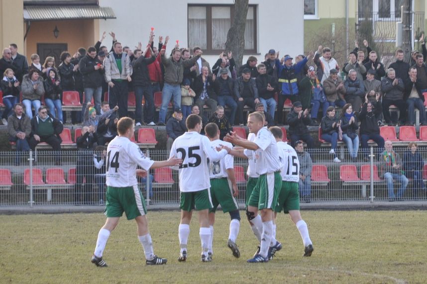 W sobotę piłkarze i kibice Znicza nie mieli powodów do radości  Fot. Łukasz Szymański 