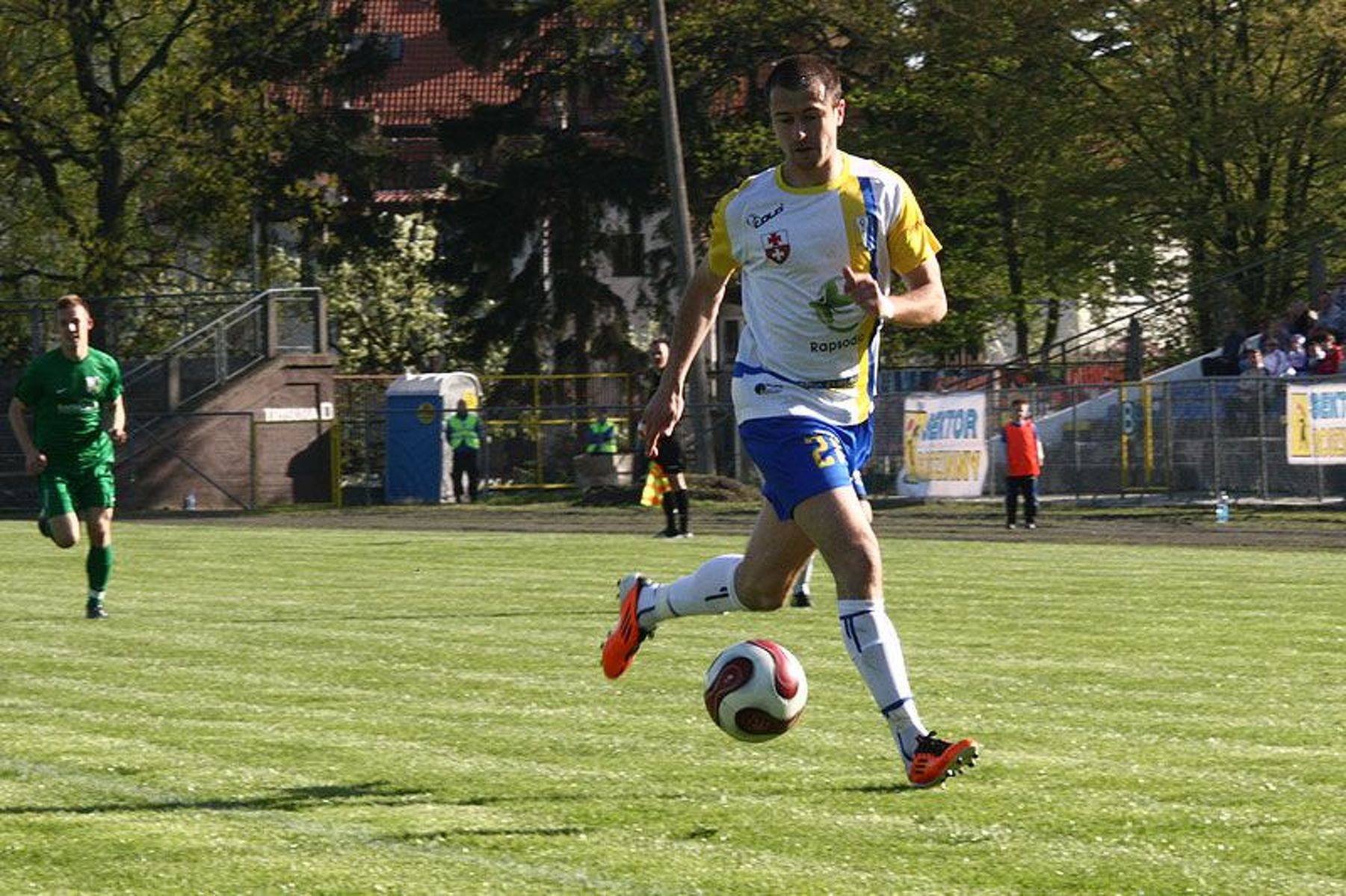 Kamil Jackiewicz w meczu z GLKS Nadarzyn zdobył kolejną bramkę i ma już 11 trafień na koncie. Fot. Krzysztof Bachewicz / elblagsportowy.pl