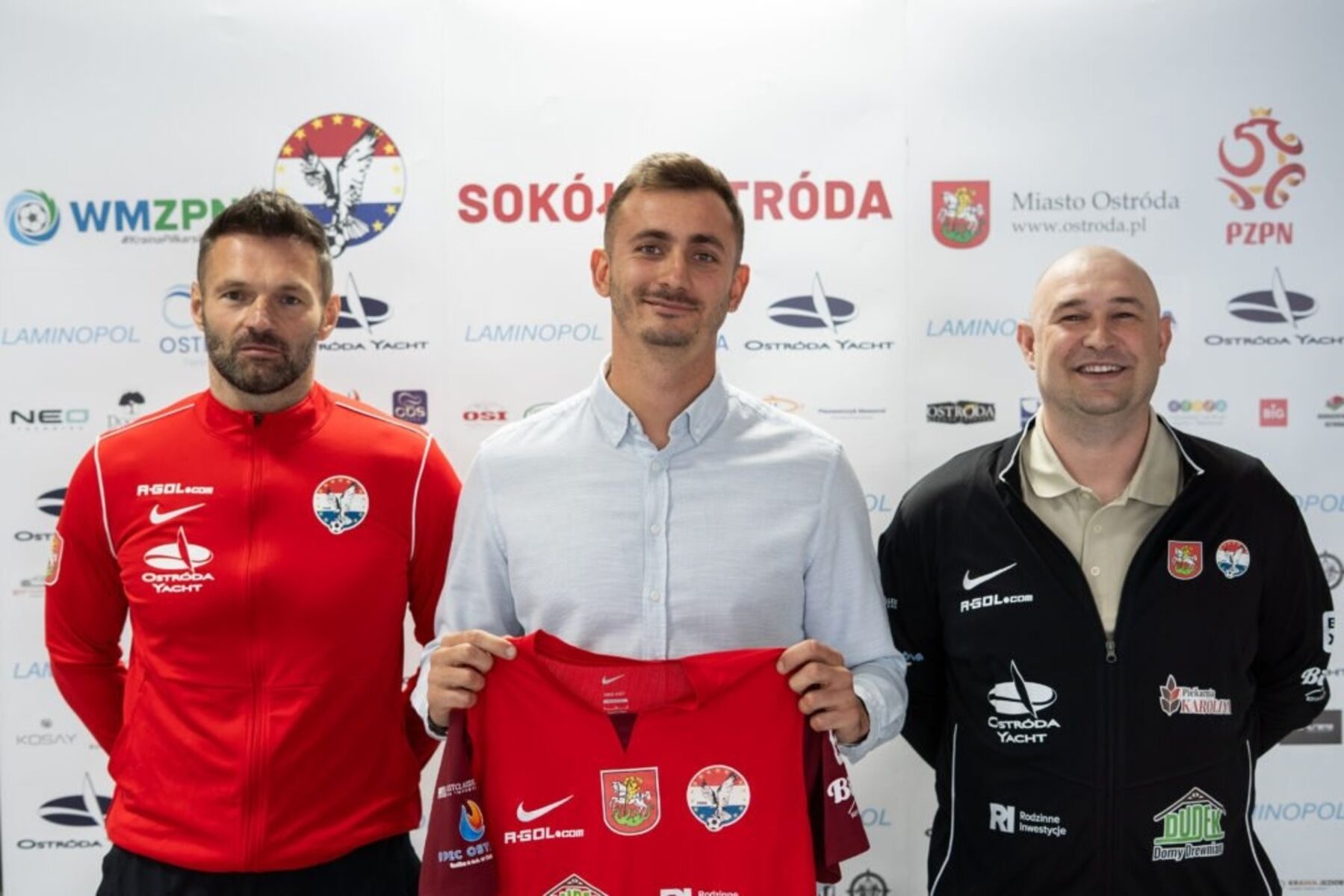 Rafał Więckowski (w środku) nowym trenerem Sokoła Ostróda. Fot. sokolostroda.com